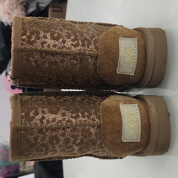 UGG Big Kids Chestnut Classic II Glitter Leopard Boots - Picture 5 of 8
